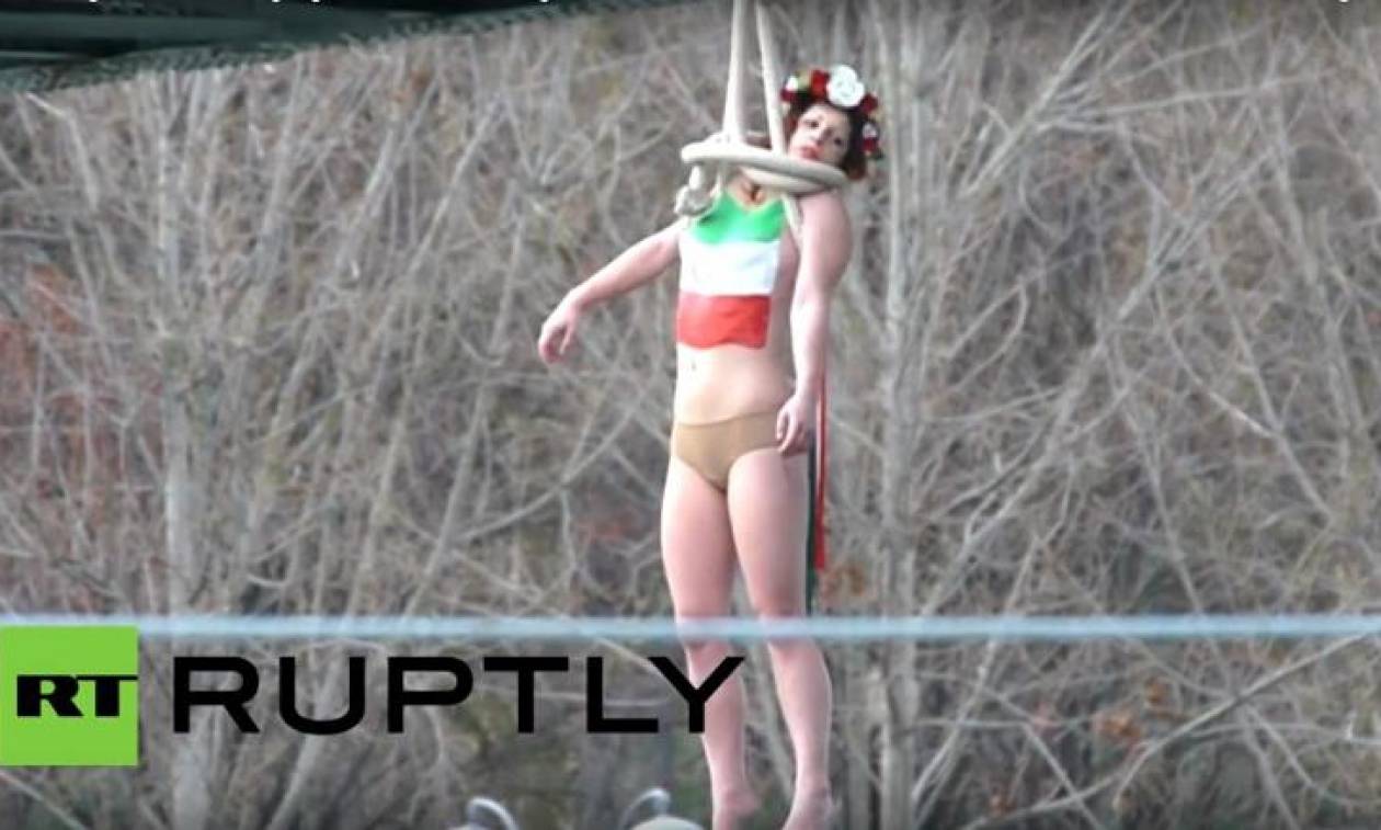 Οι FEMEN ξαναχτυπούν: Γυμνή διαμαρτυρία εναντίον του Ιρανού Προέδρου στο Παρίσι (Vid)