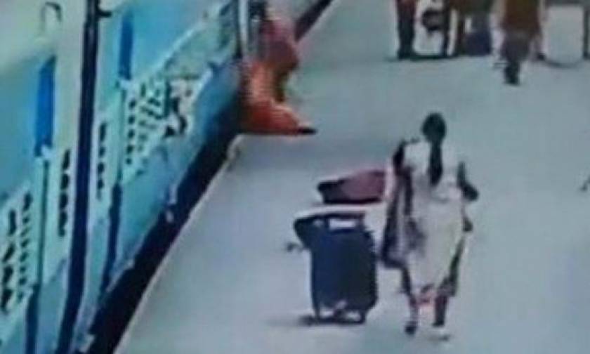 Σοκαριστικό βίντεο: Σκοτώθηκε ενώ κατέβαινε από κινούμενο τρένο