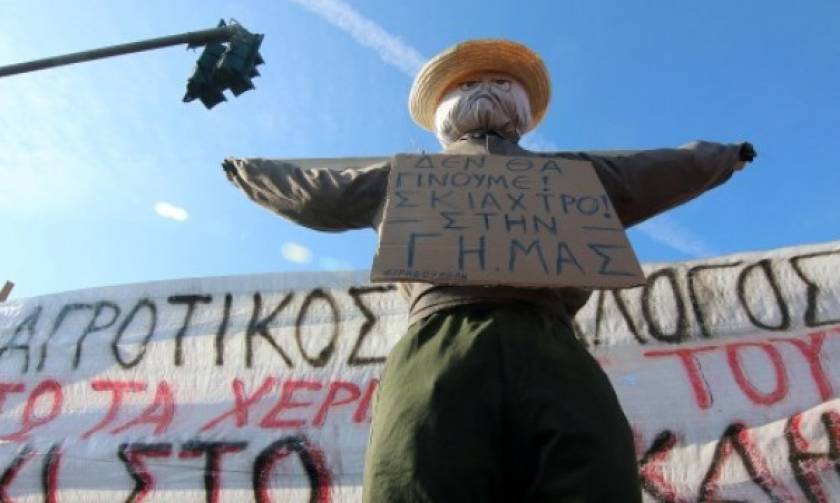 Επεισόδια στη Θεσσαλονίκη: Φέρετρο με τον Τσίπρα έφτιαξαν οι αγρότες (pics)