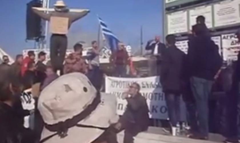 Επεισόδια Θεσσαλονίκη: Καρέ – καρέ οι διαδηλώσεις έξω από το Βελλίδειο