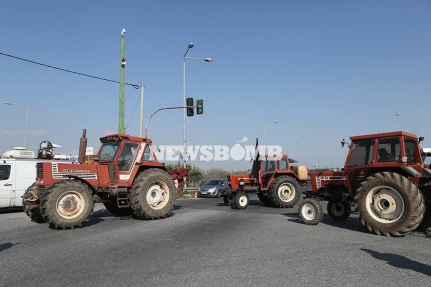Ηχηρό μήνυμα από χιλιάδες αγρότες στη Θεσσαλονίκη - Στήνουν μπλόκα και στην Αττική (photos+vid)