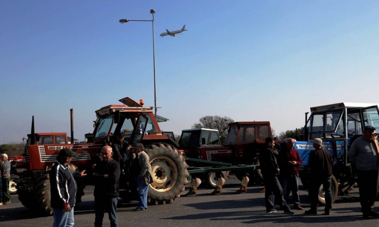 Μπλόκα αγροτών: Αυξάνεται η πίεση στην κυβέρνηση - Μαζικοί αποκλεισμοί των δρόμων