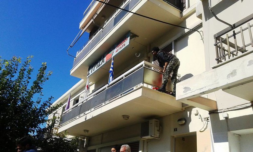 Ρέθυμνο: Έριξαν γάλα και έκαψαν σημαίες του ΣΥΡΙΖΑ στα γραφεία του κόμματος (pics)