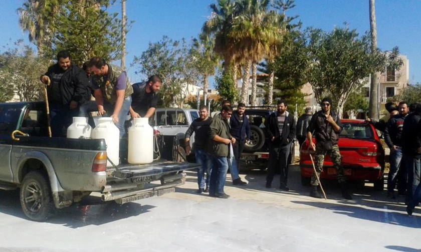 Ρέθυμνο: Έριξαν γάλα και έκαψαν σημαίες του ΣΥΡΙΖΑ στα γραφεία του κόμματος (pics)
