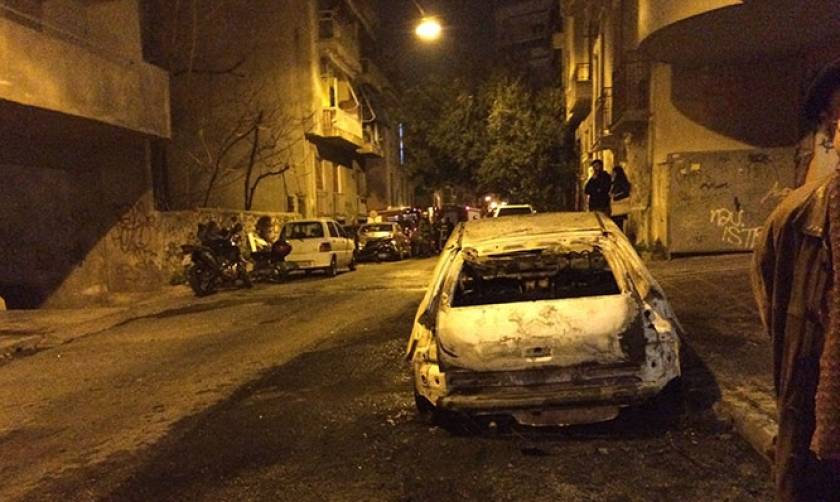 Επίθεση με μολότοφ στο σπίτι του Αλέκου Φλαμπουράρη - Κάηκαν δύο αυτοκίνητα (photos)