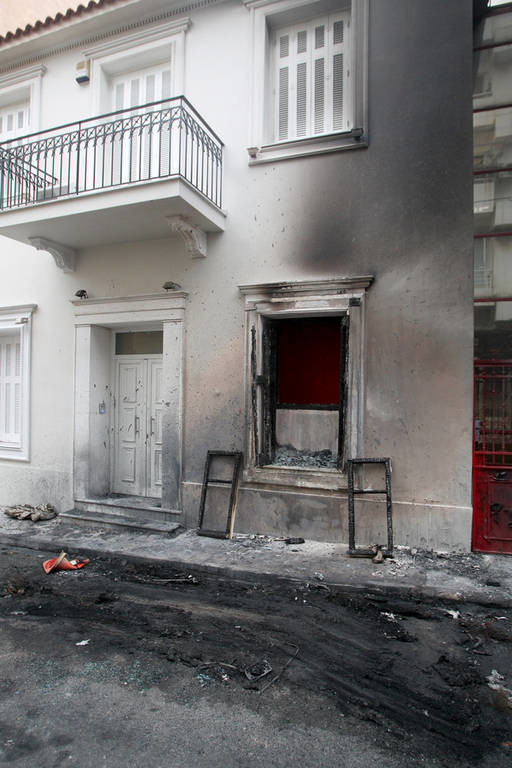 Επίθεση με μολότοφ στο σπίτι του Αλέκου Φλαμπουράρη - Κάηκαν δύο αυτοκίνητα (photos) 