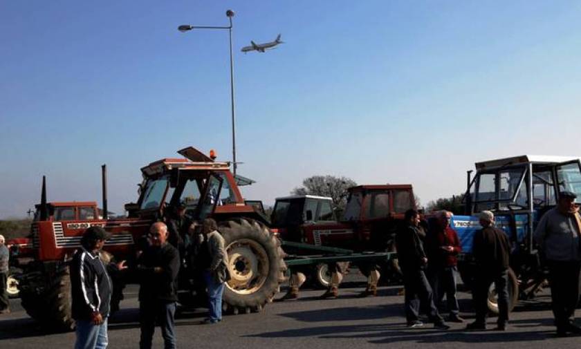 Μπλόκα αγροτών – Σκληραίνουν τη στάση τους οι αγρότες της Πελοποννήσου