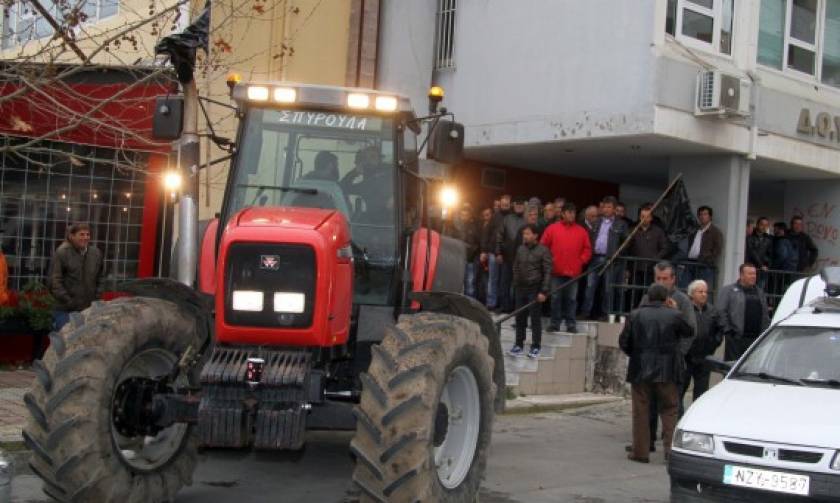 Χαμός στα Χανιά: Αγρότες αποδοκίμασαν βουλευτές του ΣΥΡΙΖΑ (vid)