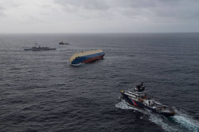 Συνεχίζονται οι προσπάθειες ρυμούλκησης του πλοίου «Modern Express» στον Ατλαντικό (video+pics)