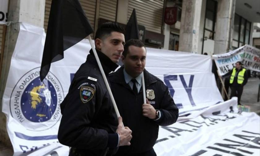 Αστυνομικοί: Με μαύρες σημαίες κατά του νέου ασφαλιστικού