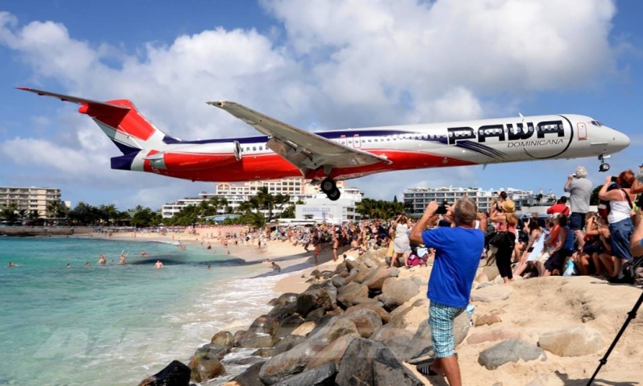 Συγκλονιστικό βίντεο: Επικίνδυνη προσγείωση αεροσκάφους «ξυστά» πάνω από τα κεφάλια τουριστών