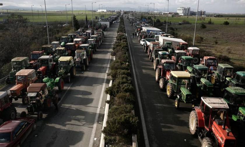 Μπλόκα αγροτών: «Κομμένη» στα δύο η χώρα - Δείτε ποιοι δρόμοι είναι κλειστοί