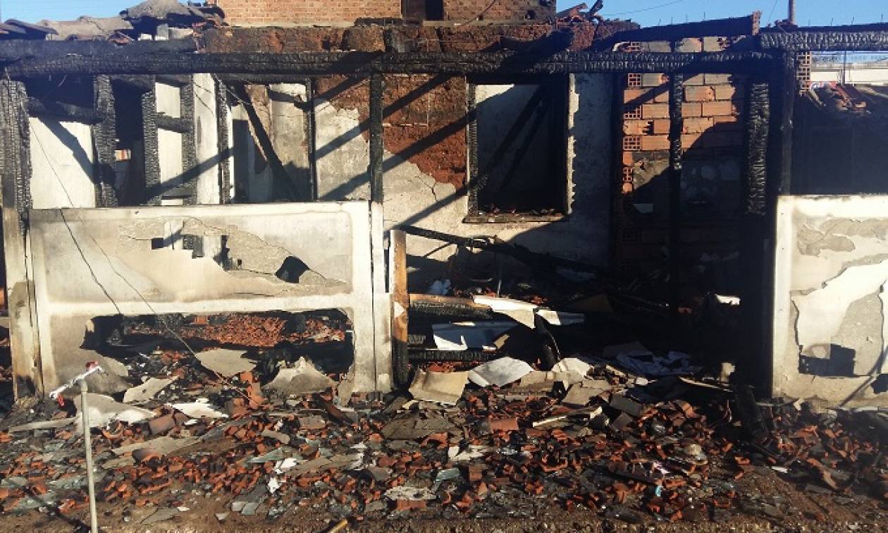 Ασύλληπτη τραγωδία στο Αγρίνιο: Κάηκαν ζωντανοί μέσα στο σπίτι τους (photos - video)