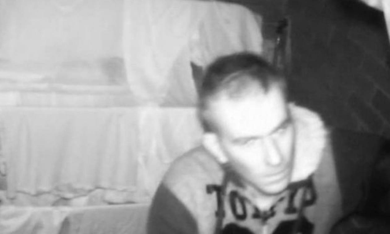 Αρρωστημένο: Κλέφτης… εσωρούχων αυνανίζεται δίπλα σε θύμα του που κοιμάται! (video)