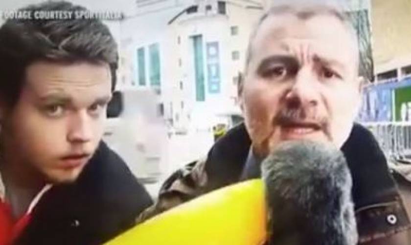 Δημοσιογράφος δέχεται επίθεση με… φουσκωτή μπανάνα! (video)