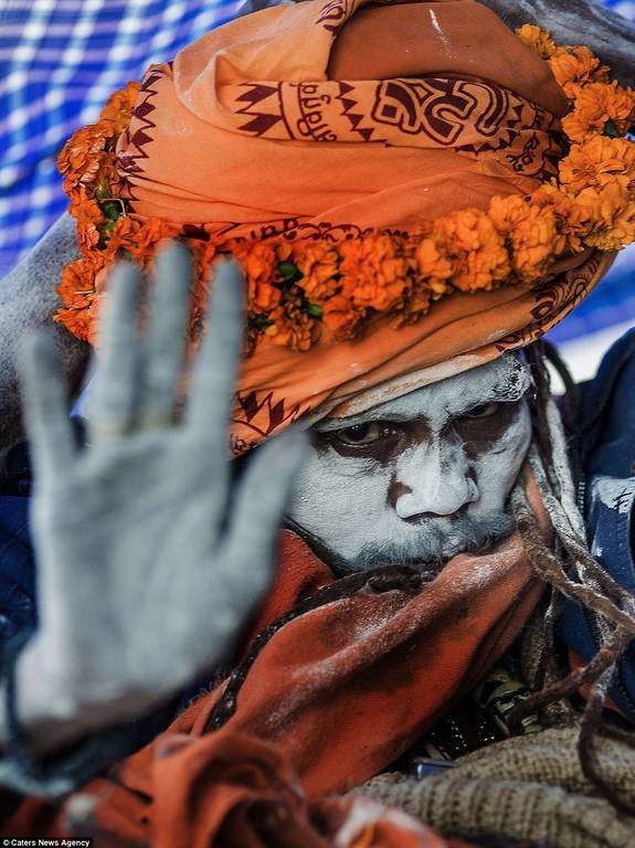 Οι κανίβαλοι μοναχοί της Ινδίας - Τρέφονται με ανθρώπινη σάρκα και πίνουν νερό από κρανία 