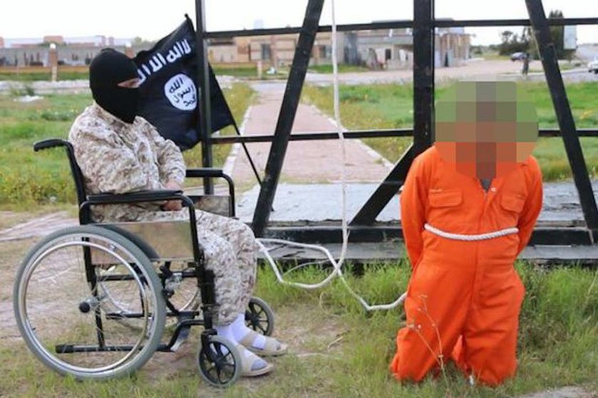 Φωτογραφία – σοκ: Τζιχαντιστής σε αναπηρικό καροτσάκι σταυρώνει «κατάσκοπο»