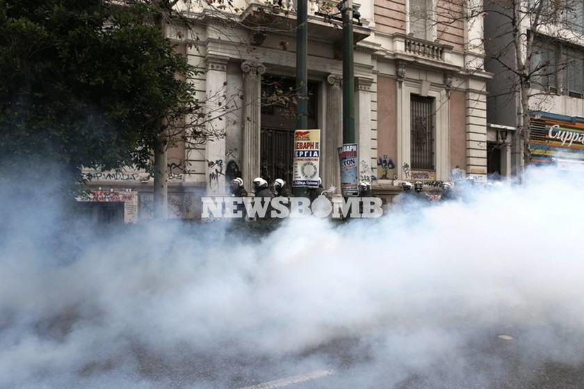 Απεργία - LIVE: «Πεδίο μάχης» το κέντρο της Αθήνας – «Πνίγηκε» στα χημικά το Σύνταγμα (pics+vids)