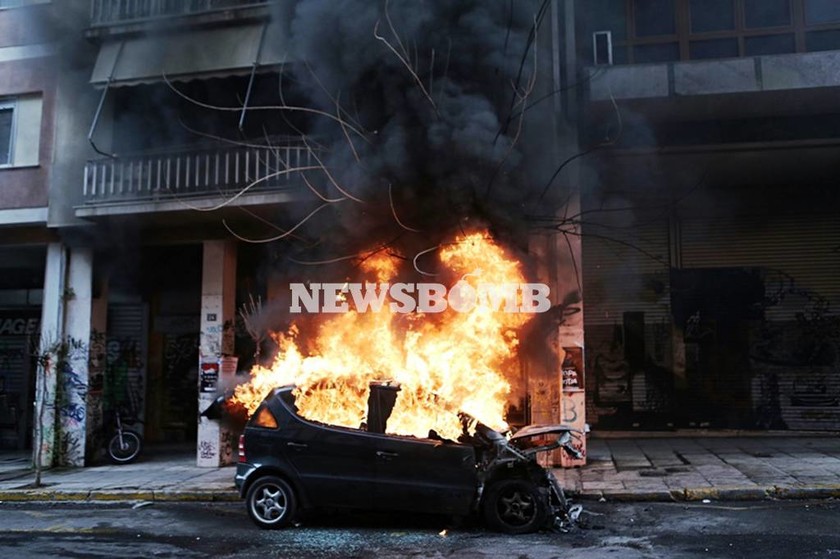 Απεργία - LIVE: «Πεδίο μάχης» το κέντρο της Αθήνας – «Πνίγηκε» στα χημικά το Σύνταγμα (pics+vids)