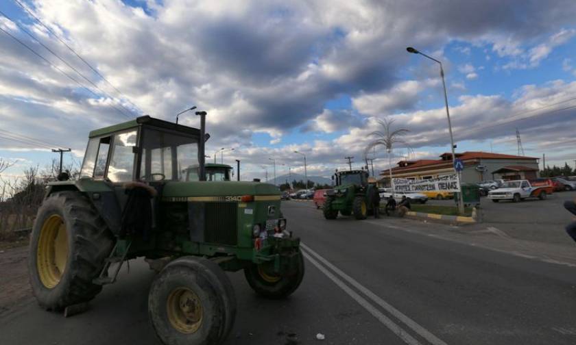 Δεν υποχωρούν οι αγρότες – Κλείνουν λιμάνια, αεροδρόμια και εθνικές οδούς