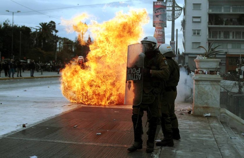 Απεργία - LIVE: «Πεδίο μάχης» το κέντρο της Αθήνας – «Πνίγηκε» στα χημικά το Σύνταγμα (pics+vids) (2)