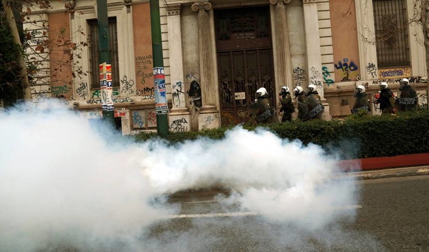 Απεργία - LIVE: «Πεδίο μάχης» το κέντρο της Αθήνας – «Πνίγηκε» στα χημικά το Σύνταγμα (pics+vids) (2)
