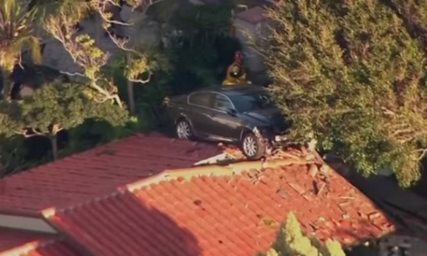 Τι γυρεύει ένα αυτοκίνητο πάνω σε μία στέγη; (video)