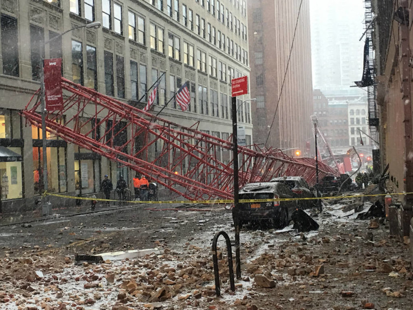 «Φονικός» γερανός σπέρνει το τρόμο στην καρδιά της Νέας Υόρκης – Δείτε συγκλονιστικές φωτογραφίες