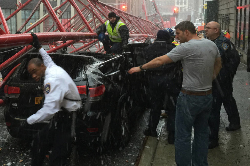 «Φονικός» γερανός σπέρνει το τρόμο στην καρδιά της Νέας Υόρκης – Δείτε συγκλονιστικές φωτογραφίες