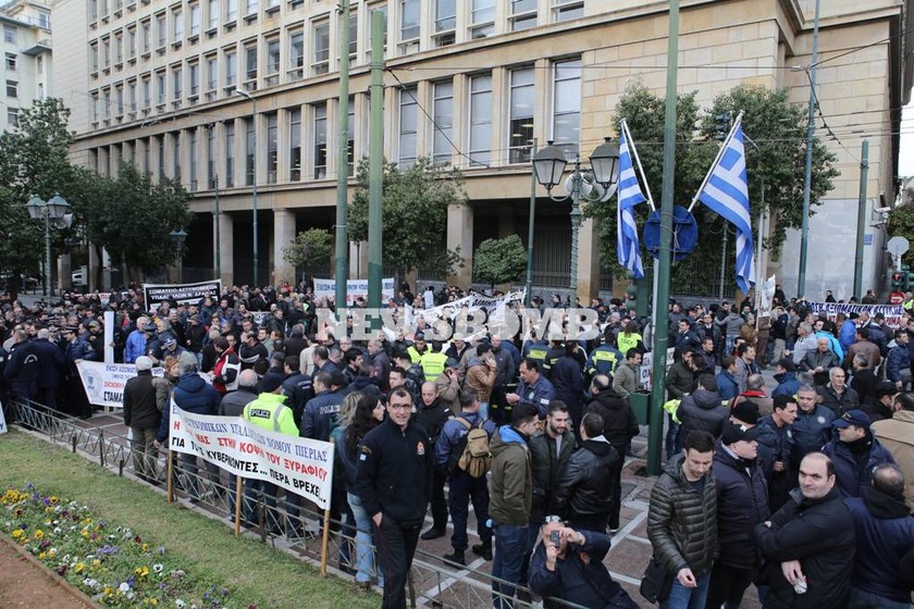 Πορεία των ένστολων στο κέντρο της Αθήνας (photos) 