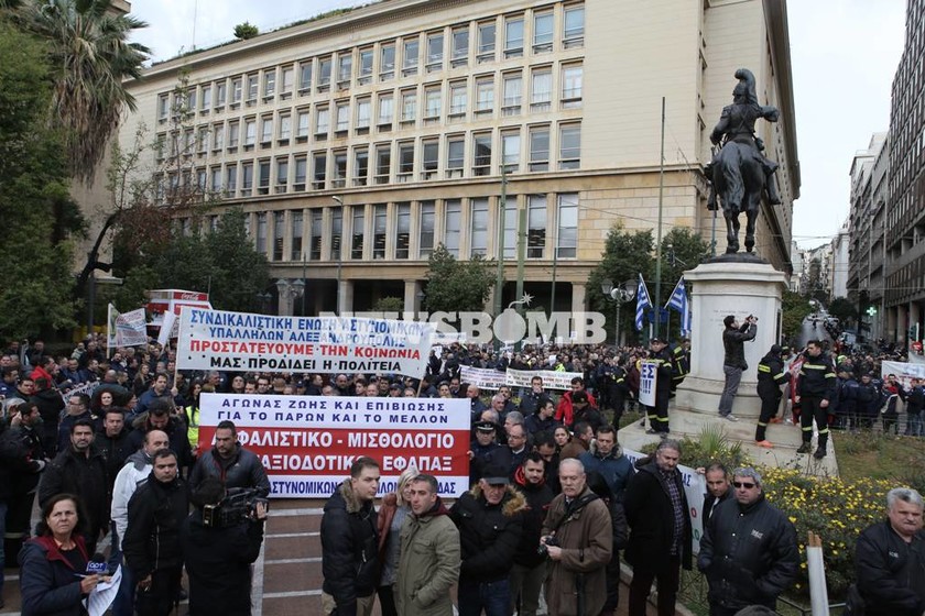 Πορεία των ένστολων στο κέντρο της Αθήνας (photos) 