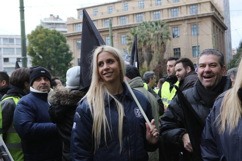 Πορεία ένστολων: Η sexy αστυνομικός που έκανε τους πάντες να παραμιλούν (photos)