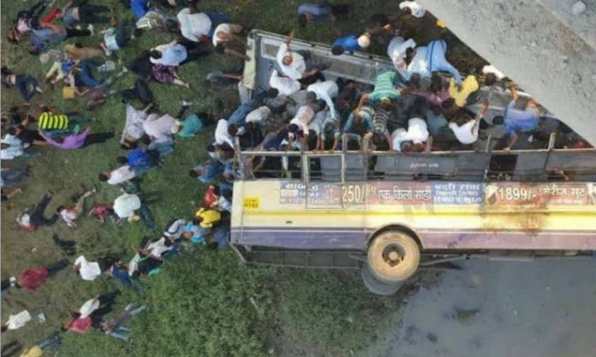 Ινδία: 37 νεκροί από πτώση λεωφορείου σε ποτάμι (pics)