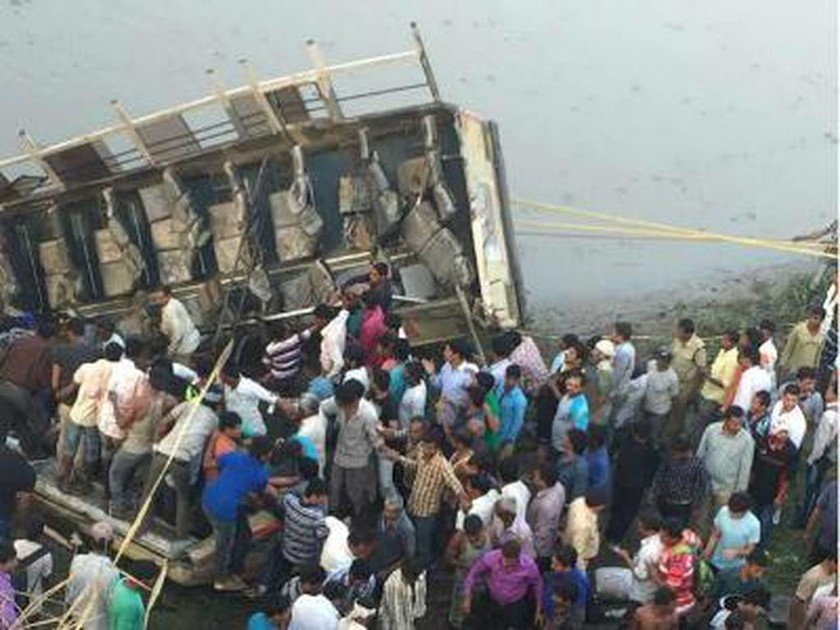 Ινδία: 37 νεκροί από πτώση λεωφορείου σε ποτάμι (pic)