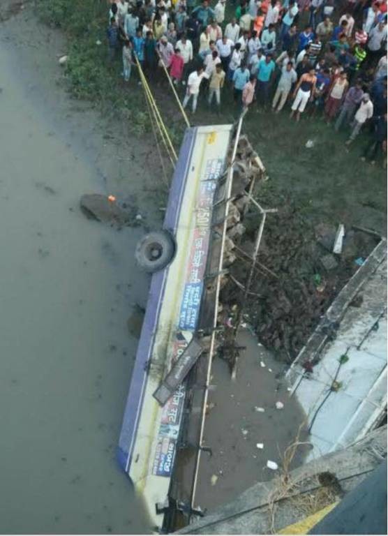 Ινδία: 37 νεκροί από πτώση λεωφορείου σε ποτάμι (pic)