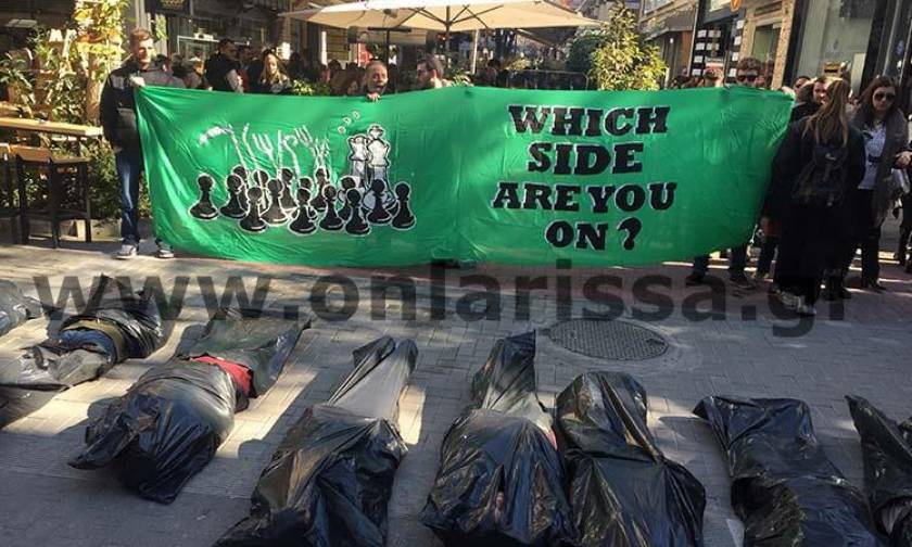 Συγκλονιστική διαμαρτυρία για τους μετανάστες - Γέμισαν το κέντρο της Λάρισας  με «πτώματα» (pics)