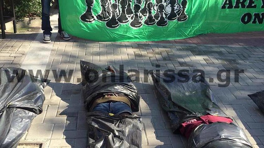 Συγκλονιστική διαμαρτυρία για τους μετανάστες στην Λάρισα - Γέμισαν το κέντρο με «πτώματα» (pics)