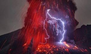 Εντυπωσιακό βίντεο - Ιαπωνία: Κεραυνοί και λάβα σε έκρηξη ηφαιστείου