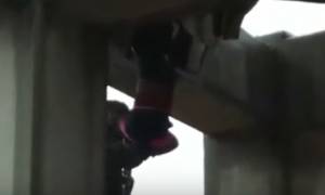 Συγκλονιστικό βίντεο: Καρέ-καρέ η διάσωση 10χρονου που κρεμόταν στο κενό