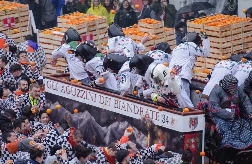 Η επική μάχη των πορτοκαλιών στην Ιταλία σε εικόνες