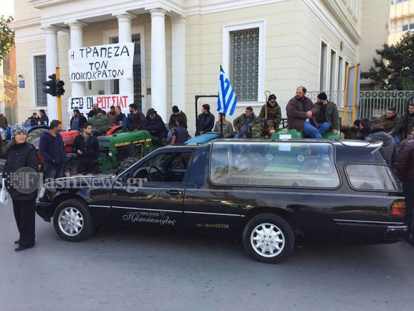 Οι αγρότες τρολάρουν τη Μέρκελ - Κάνουν την «κηδεία» στην Κρήτη 
