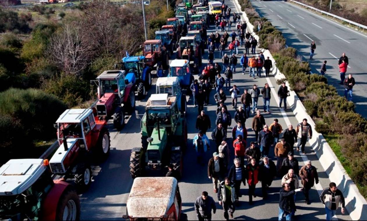 Μπλόκα αγροτών: Έκλεισαν και τους παράδρομους στη Λάρισα