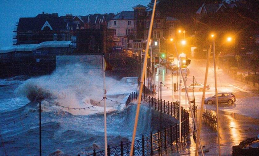 Σε συναγερμό η νότια Αγγλία για την καταιγίδα Imogen (pics+vids)