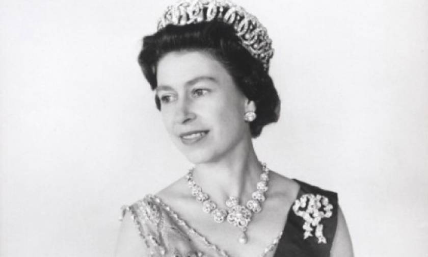 90 χρόνια στυλ: Μέσα στην απίστευτη γκαρνταρόμπα της βασίλισσας Ελισάβετ