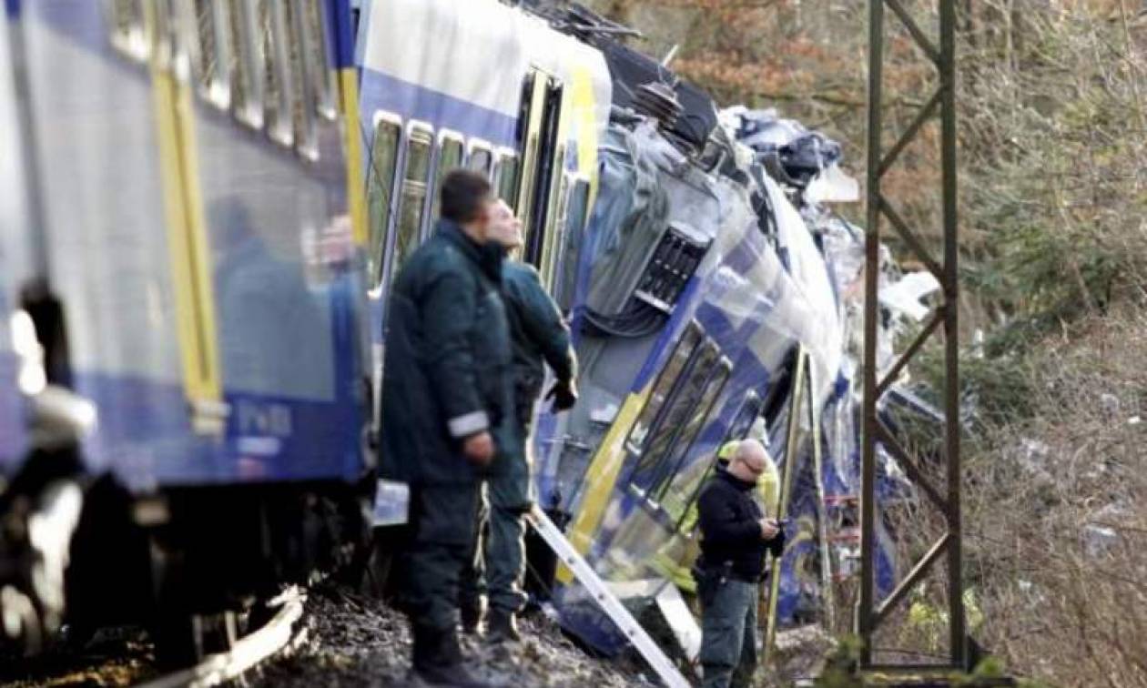 Σύγκρουση επιβατικών τρένων στη Γερμανία - Νεκροί και δεκάδες τραυματίες (pics & vids)