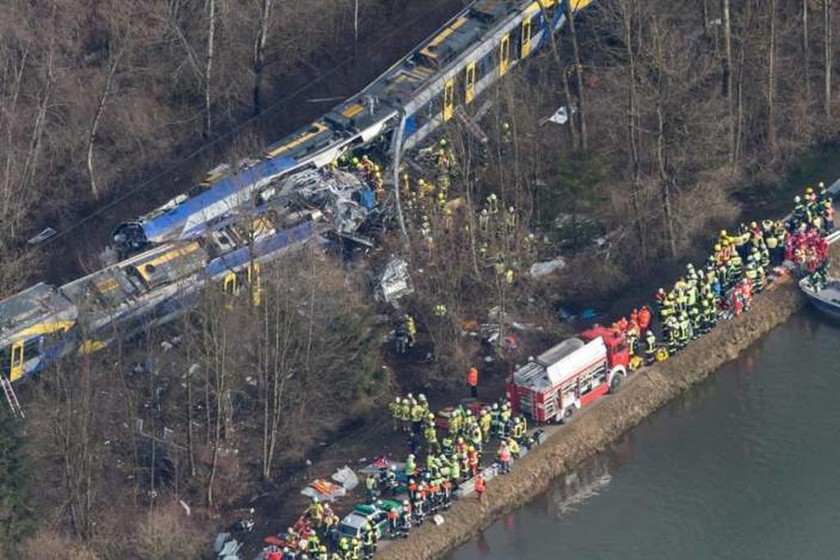 Σύγκρουση επιβατικών τρένων στη Γερμανία - Νεκροί και δεκάδες τραυματίες (pics)