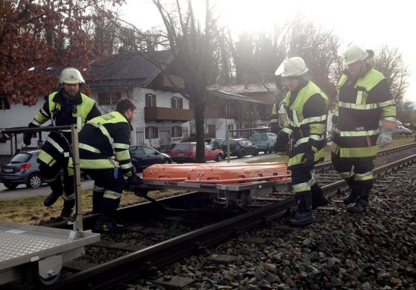 Σύγκρουση επιβατικών τρένων στη Γερμανία - Νεκροί και δεκάδες τραυματίες (pics)