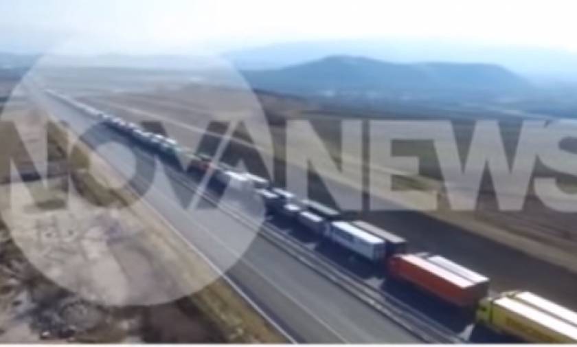 Η ατέλειωτη ουρά των φορτηγών στον Προμαχώνα από ψηλά (video)