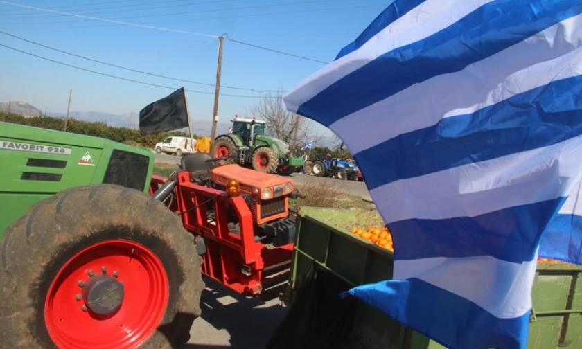 Αμετακίνητοι οι αγρότες ετοιμάζονται να κατέβουν στην Αθήνα - Ποια μπλόκα κλείνουν σήμερα