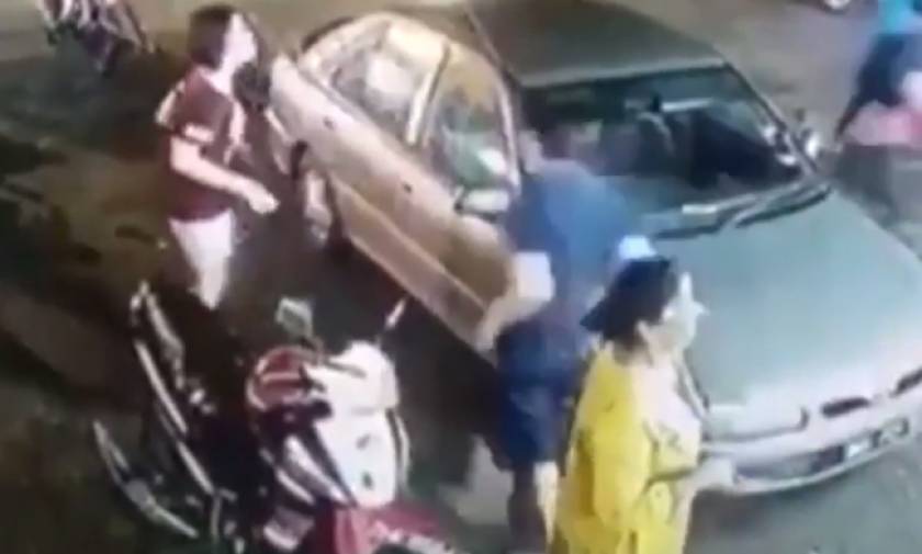 Μοτοσικλετιστής με ματσέτα σπέρνει τον τρόμο σε εστιατόριο (video)